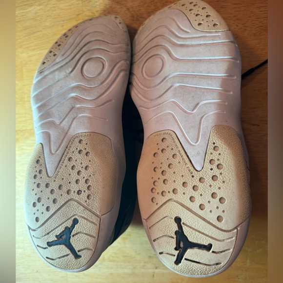 Nike Air Jordan (Youth) - Picture 2 of 4